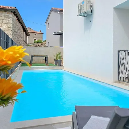 بيت للعطل Exquisite Mit Privatpool, Bbq, Kicker Und Bad En