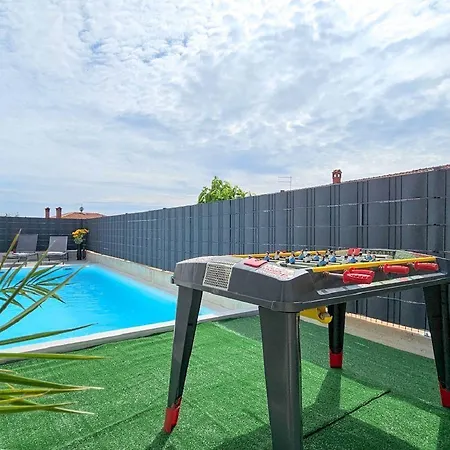 بيت للعطل Exquisite Mit Privatpool, Bbq, Kicker Und Bad En