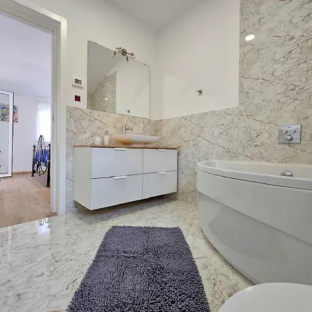 بيت للعطل Exquisite Mit Privatpool, Bbq, Kicker Und Bad En Fiorini