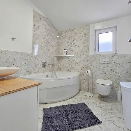 بيت للعطل Exquisite Mit Privatpool, Bbq, Kicker Und Bad En